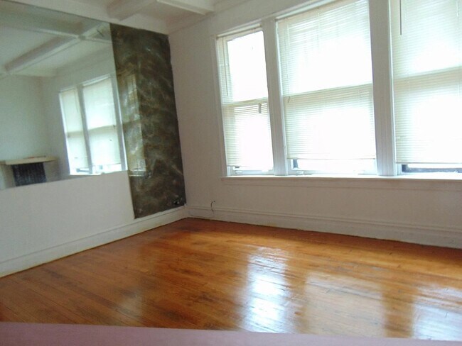 Foto del edificio - 7637 S Eberhart Ave
