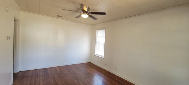 Building Photo - Spacious two bedroom cottage with central ...