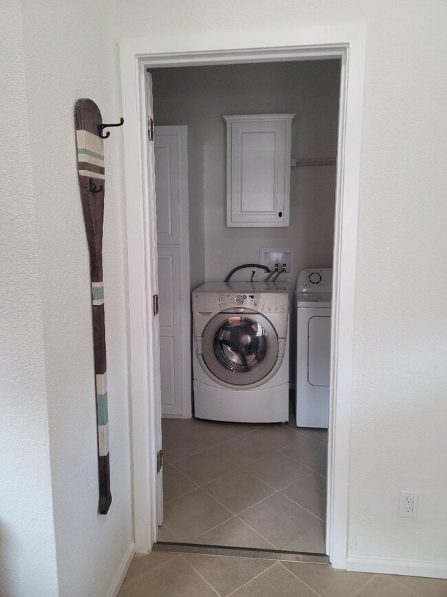 Building Photo - Furnished Short Term Rental