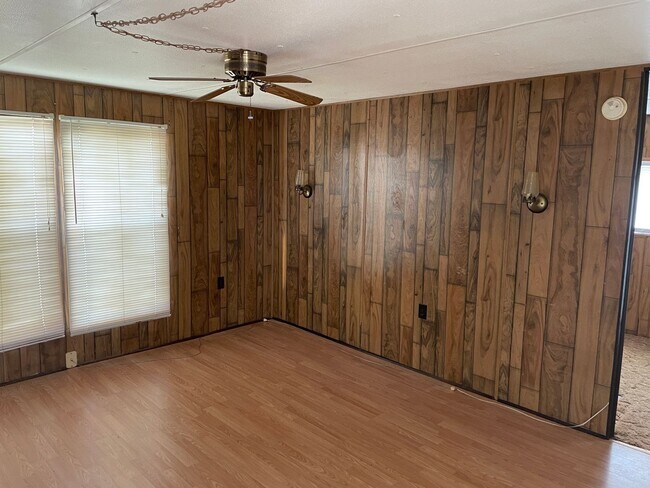 Foto del edificio - 2 bed 1 bath trailer house