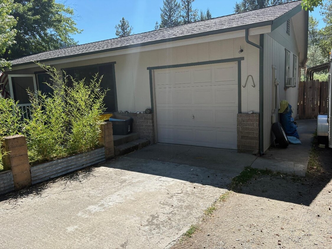 Building Photo - 450 Masonic Ln