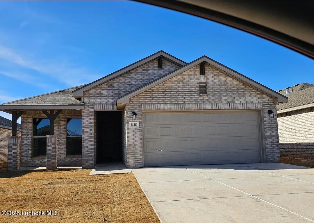 Foto principal - 13216 Sherman Ave