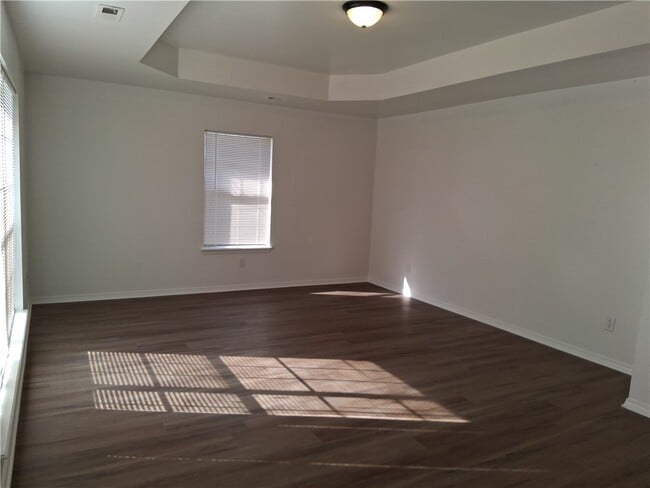 Building Photo - 1403 Camellia Dr