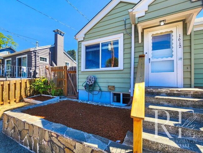 Building Photo - Classic Charmer with Water Views in the He...