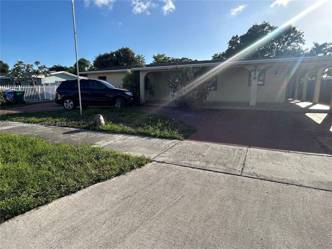 Foto principal - 19710 NW 51st Ave