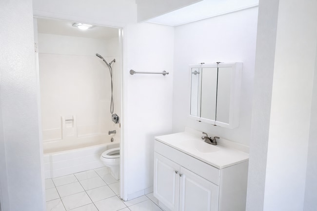 Building Photo - 2920 Briarwood Rd