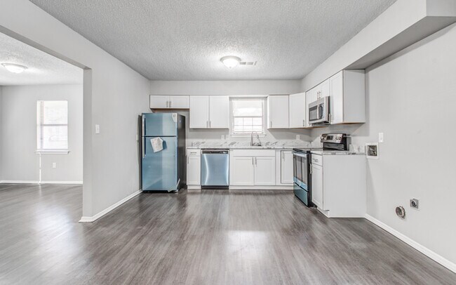 Building Photo - Renovated Home For Rent in Great Location!!!