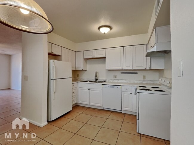 Building Photo - 2828 E Tierra Buena Ln