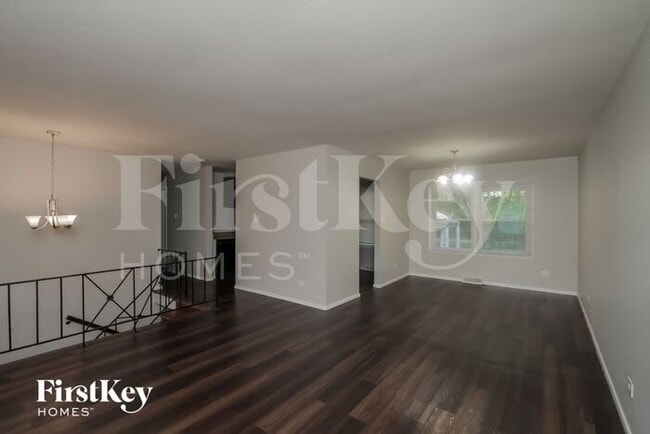 Building Photo - 301 E Maple Dr