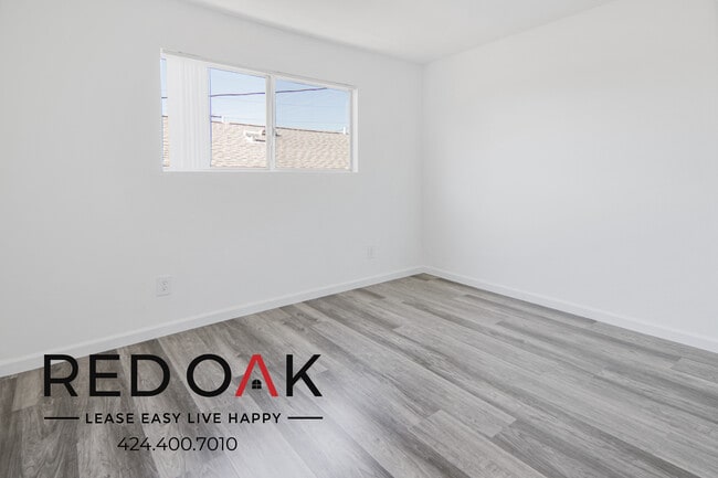 Building Photo - Gorgeous, Airy Two Bedroom on the Ground F...