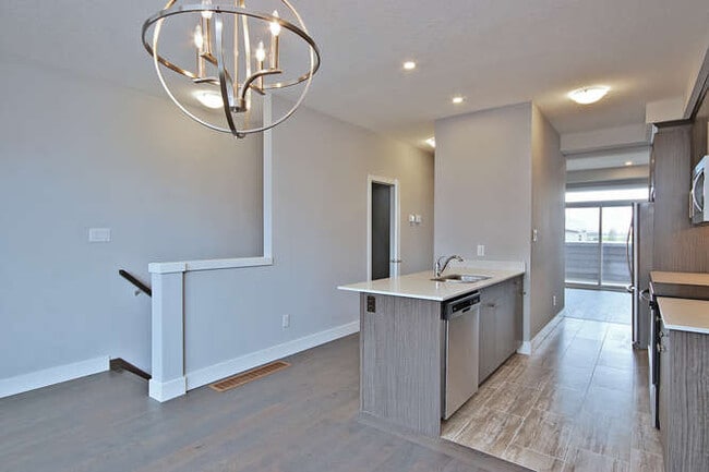 Photo du bâtiment - BEAUTIFUL THREE LEVEL THREE BEDROOM CONDO TOWNHOME IN MEADOWGATE