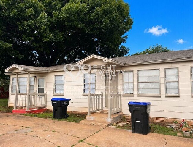Foto del edificio - 1/2 OFF 1ST MONTH'S RENT! 2 Bed/1 Bath Tri-plex Home in Noble