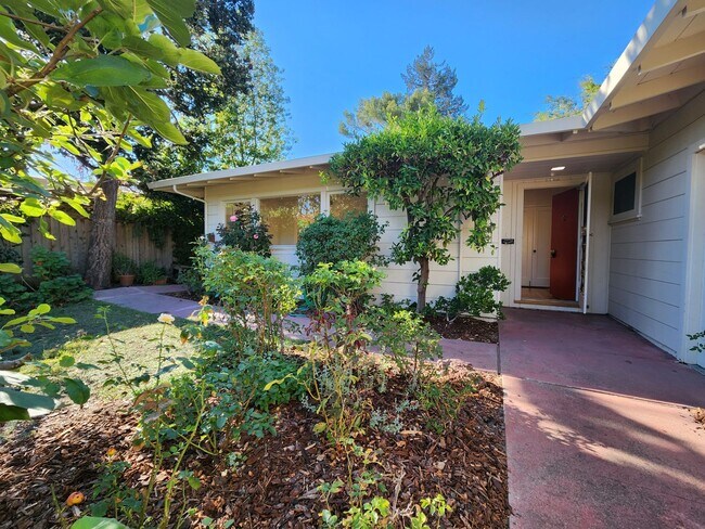Foto del edificio - Charming three-bedroom, two-bath home in Midtown Palo Alto.