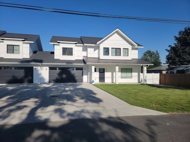 Building Photo - Brand New 4 Bed 3 Bath Modern Farmhouse St...