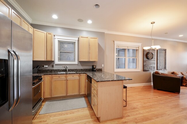 Building Photo - 1528 N Hudson Ave