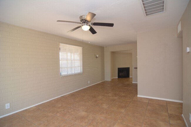 Building Photo - Updated 3 Bedroom 1 Bath Home! Central Tuc...