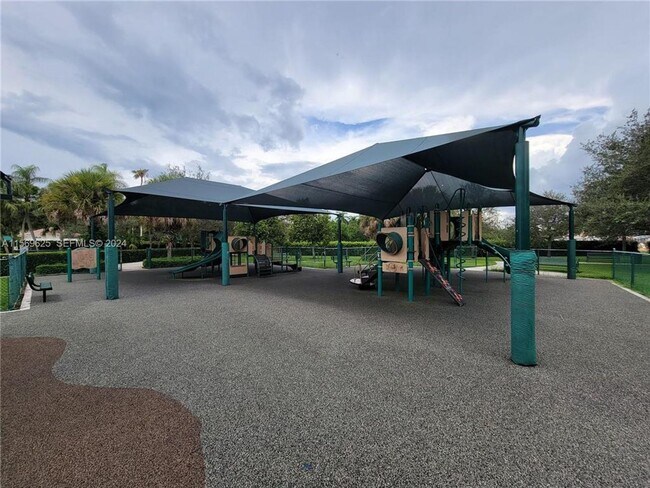 Foto del edificio - 928 Falling Water Rd