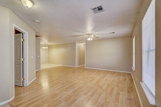Building Photo - Duplex in Yukon, Available Now!