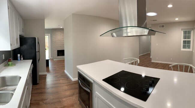 Building Photo - 947 Rosette Ct