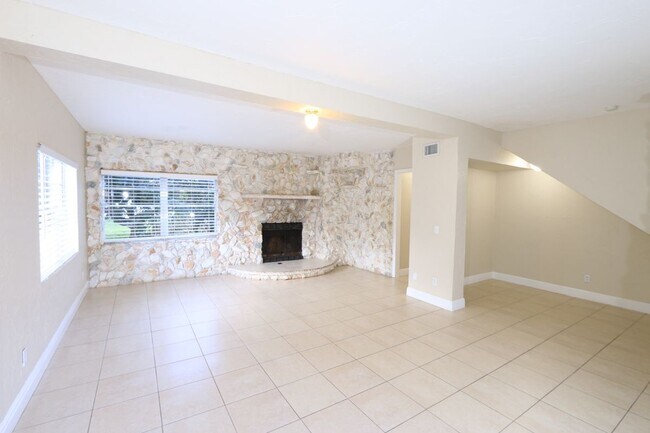 Foto del edificio - 4916 Silver Oak Dr