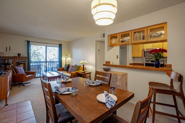 Building Photo - Light-Filled Upstairs Condo in a Prime Loc...