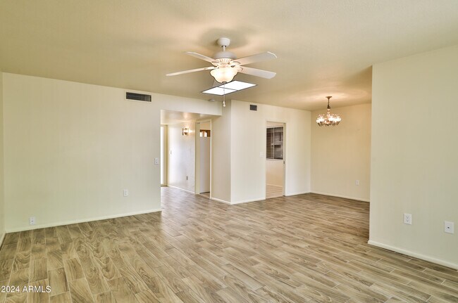 Building Photo - 9860 N 105th Ave