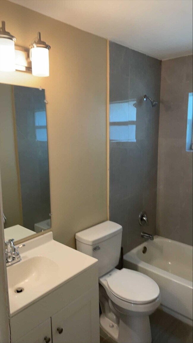 Foto del edificio - 253 Silver Beach Rd