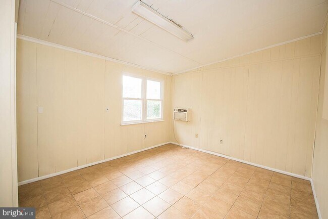 Building Photo - 827 Eastern Shore Dr