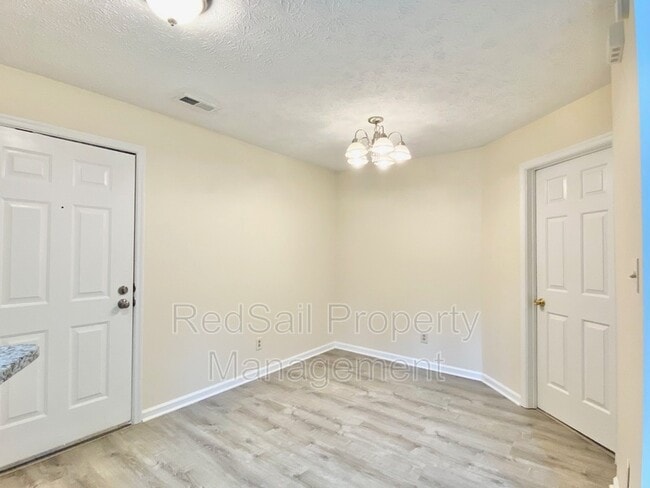 Building Photo - 740 Brookside Dr