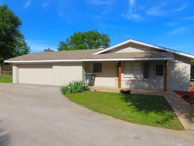 Building Photo - Updated in 2024! Spacious, 4 Bedroom, 3 Ba...