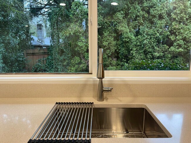 Foto del edificio - Beautiful 2 Bed, 1 Bath Duplex in SW Portland! Enjoy Private Yard, Spacious Floorplan in a Great ...