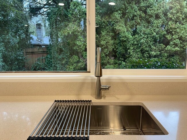 Photo - Beautiful 2 Bed, 1 Bath Duplex in SW Portland! Enjoy Private Yard, Spacious Floorplan in a Great ... Townhome