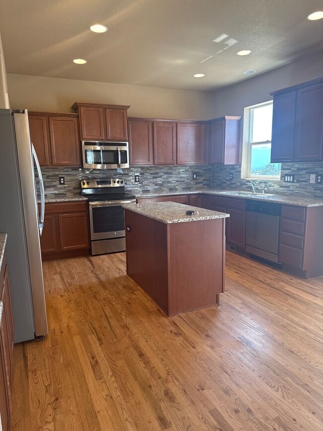 Building Photo - Pine Creek Beauty! 5 bedroom, 3.5 bath, 2 car