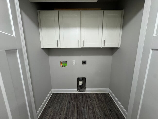 Building Photo - Spacious five bedroom, two bathroom home s...
