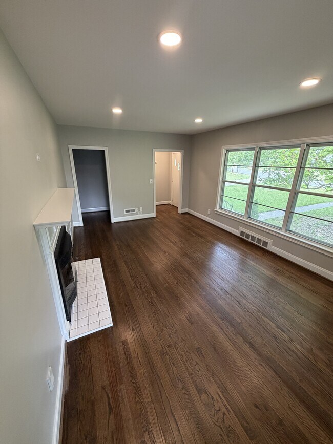 Building Photo - 2116 Rockland Dr