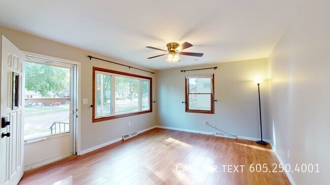 Building Photo - Beautiful 3 Bed 2 Bath Home on the East Si...