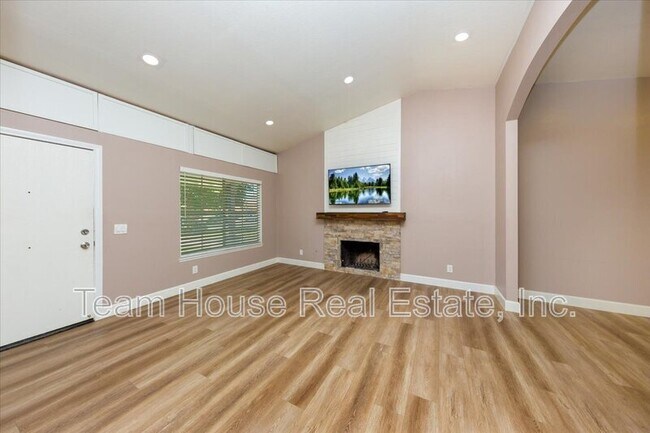 Foto del edificio - 27725 Wakefield Rd