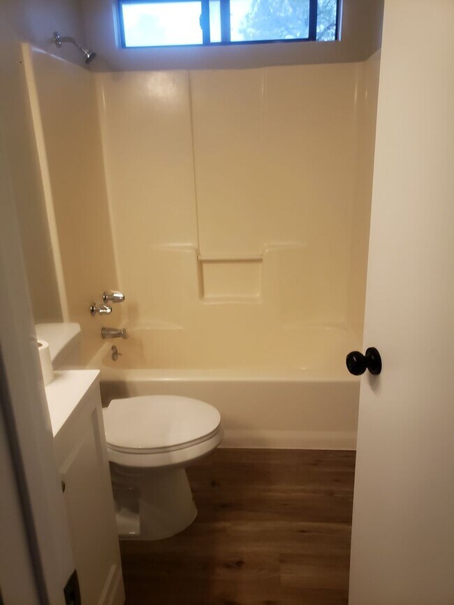 Foto del edificio - Renovated 2 bed / 1 bath with washer/dryer...