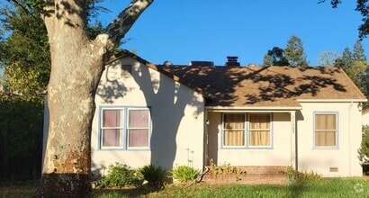 Building Photo - 2828 Hilldale Rd