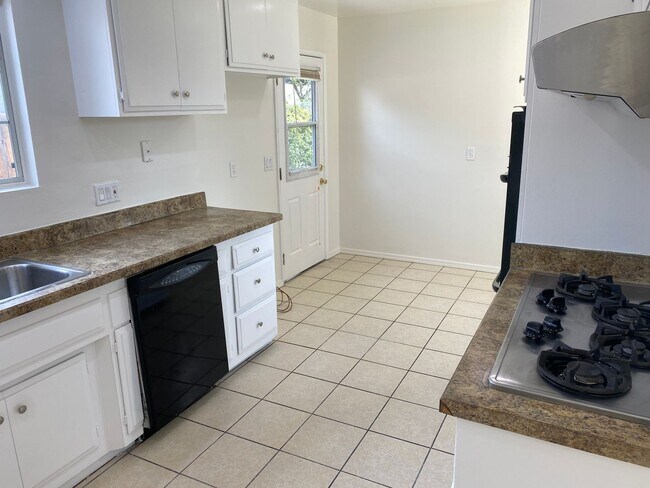 Foto del edificio - 4 Bedroom 2 Bathroom located in beautiful ...