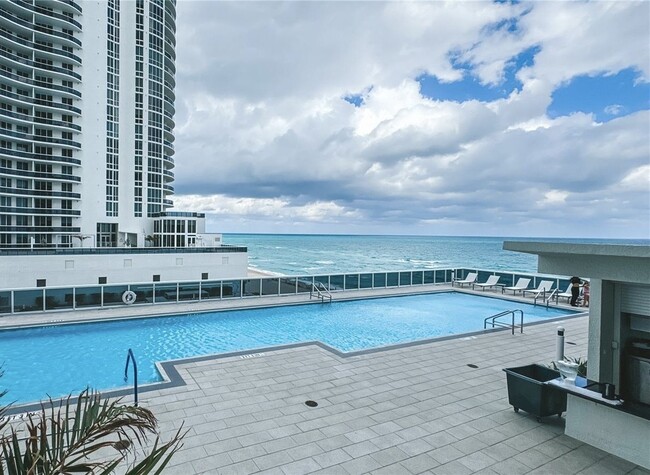 Foto del edificio - 15811 Collins Ave