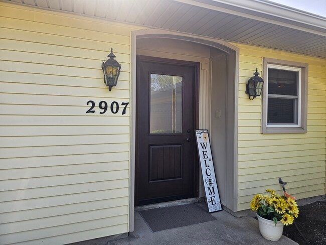 Building Photo - 2907 Greenbriar Dr