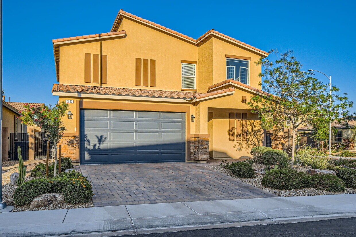 Foto principal - GATED 2-STORY HOME!