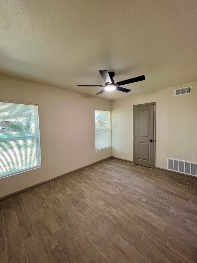 Photo - 1505 Maple Dr House