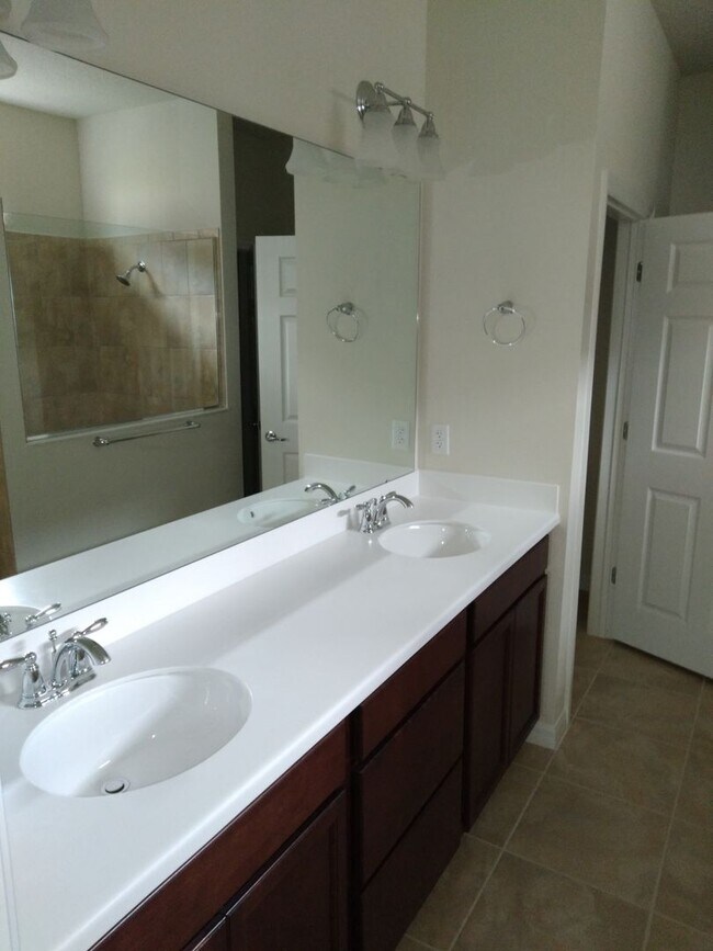 Building Photo - 3 bedroom, 2 bathroom in Davenport, Gated ...