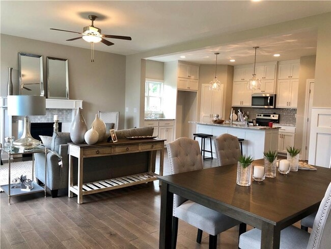 Foto del edificio - COMING SOON: Modern 3-Bedroom Townhome wit...