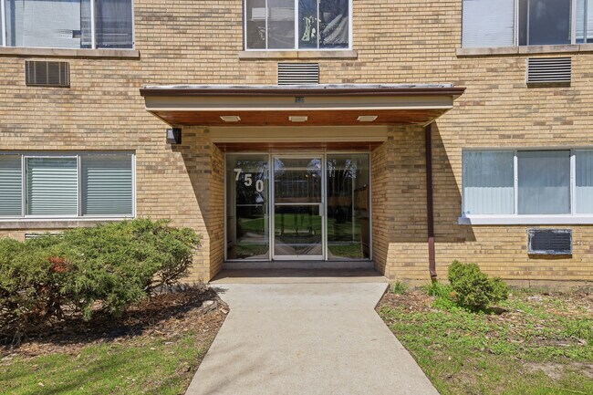 Building Photo - 750 W Dempster St