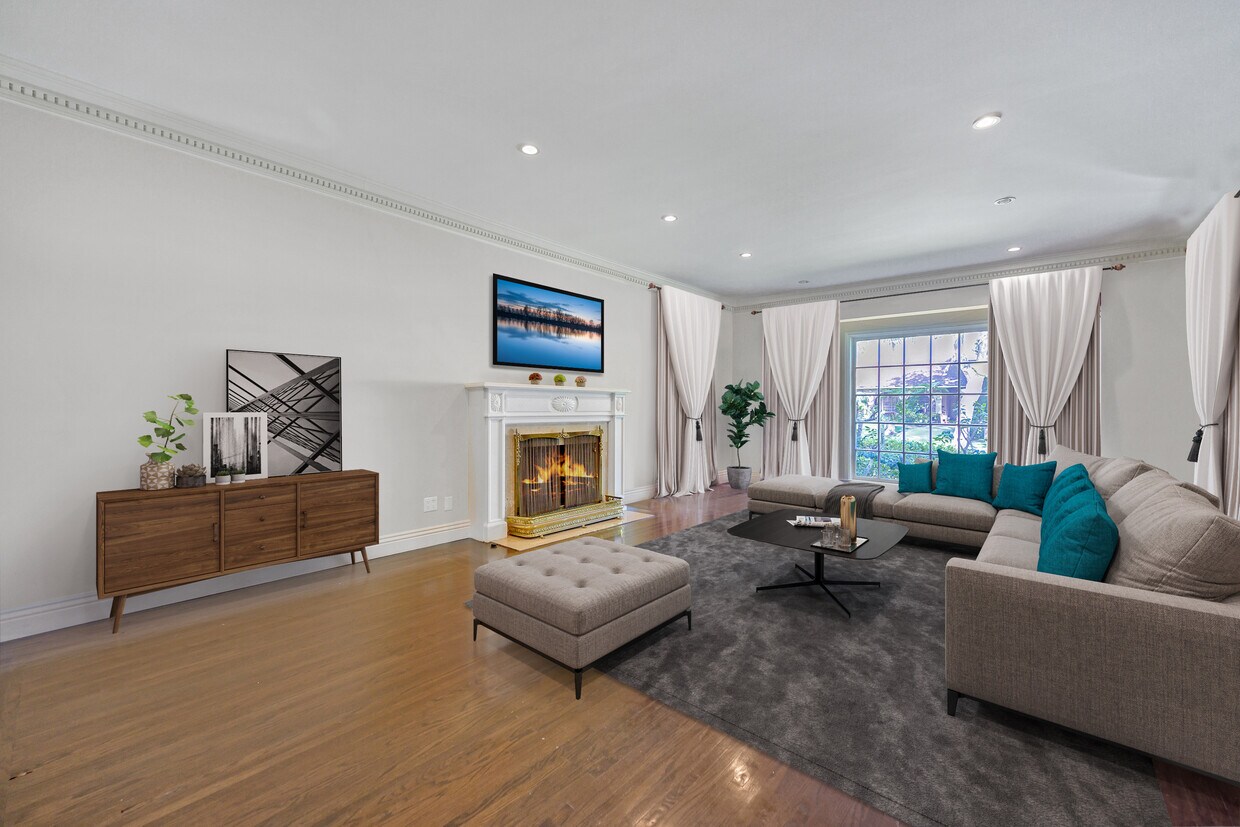 Building Photo - 709 N ROXBURY Dr
