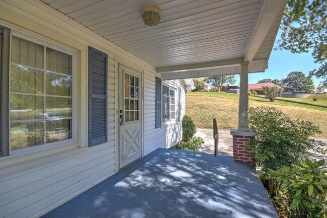 Foto del edificio - 525 Meadowbrook Ave