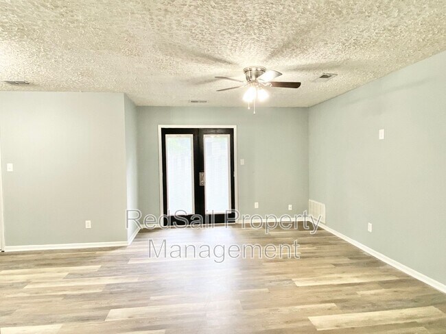 Foto del edificio - 1449 Longdale Dr